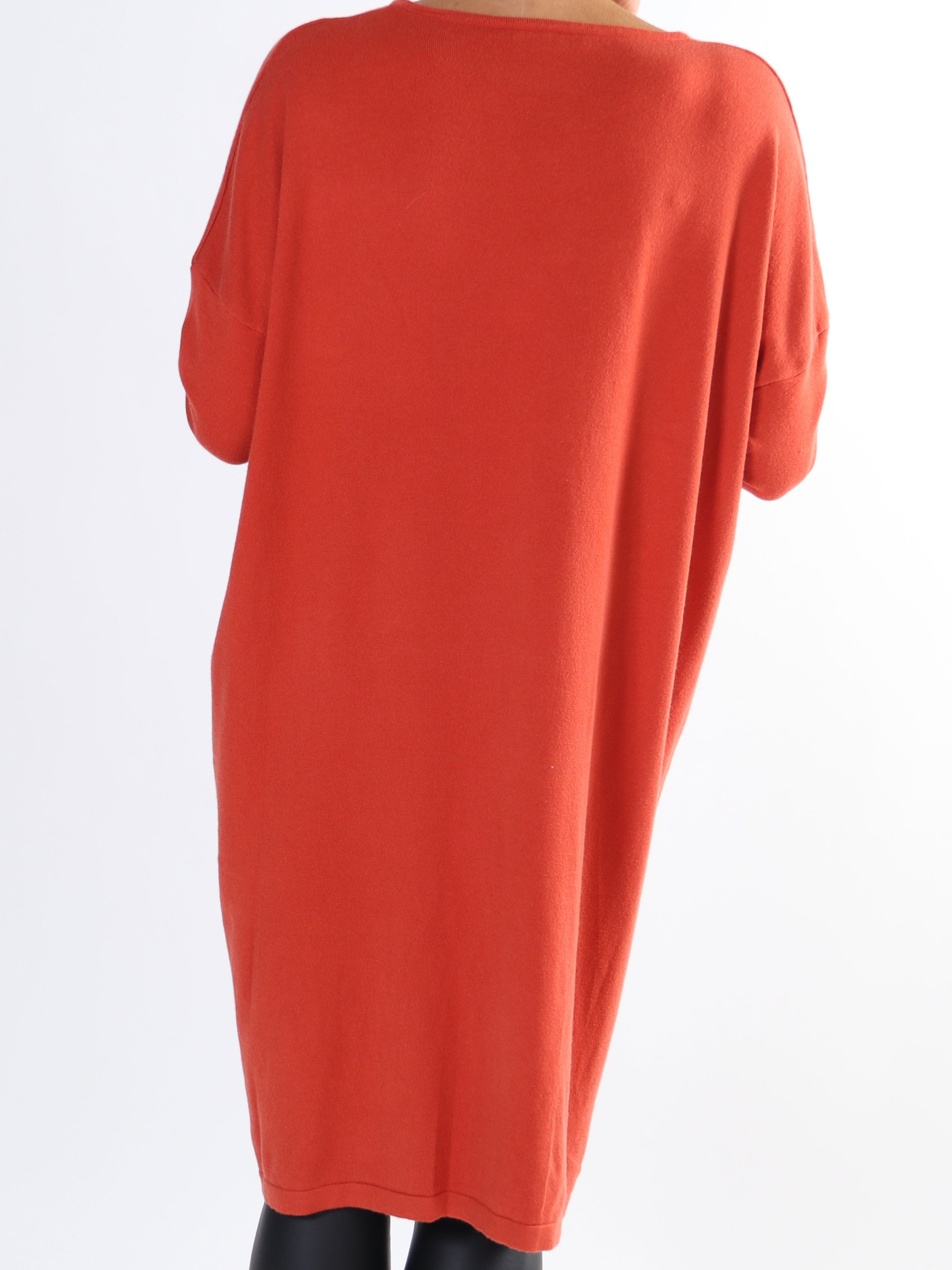 Amilie - Blød plus size strikkjole med blomstermotiver